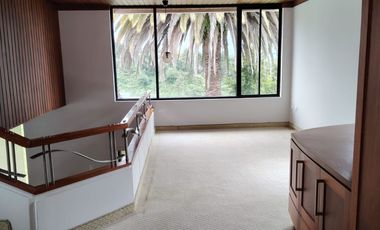 Vendo casa en Miravalle 2, entre Quito y Cumbayá, tiene 4 dormitorios, 3 parqueaderos