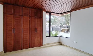 Vendo casa en Miravalle 2, entre Quito y Cumbayá, tiene 4 dormitorios, 3 parqueaderos
