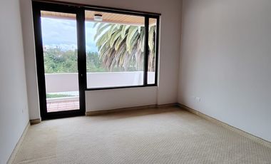 Vendo casa en Miravalle 2, entre Quito y Cumbayá, tiene 4 dormitorios, 3 parqueaderos