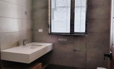 Vendo casa en Miravalle 2, entre Quito y Cumbayá, tiene 4 dormitorios, 3 parqueaderos