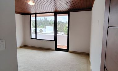Vendo casa en Miravalle 2, entre Quito y Cumbayá, tiene 4 dormitorios, 3 parqueaderos