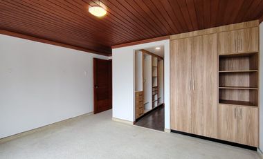 Vendo casa en Miravalle 2, entre Quito y Cumbayá, tiene 4 dormitorios, 3 parqueaderos