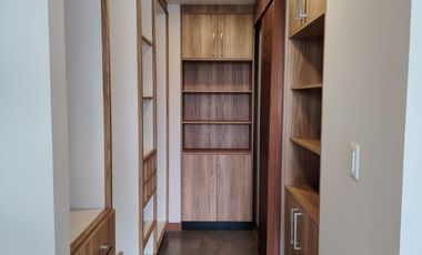 Vendo casa en Miravalle 2, entre Quito y Cumbayá, tiene 4 dormitorios, 3 parqueaderos