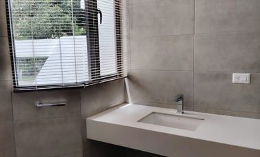 Vendo casa en Miravalle 2, entre Quito y Cumbayá, tiene 4 dormitorios, 3 parqueaderos