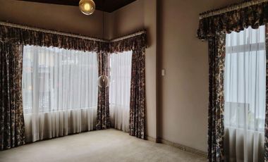 Vendo casa en Miravalle 2, entre Quito y Cumbayá, tiene 4 dormitorios, 3 parqueaderos