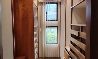 Vendo casa en Miravalle 2, entre Quito y Cumbayá, tiene 4 dormitorios, 3 parqueaderos