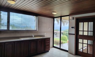 Vendo casa en Miravalle 2, entre Quito y Cumbayá, tiene 4 dormitorios, 3 parqueaderos