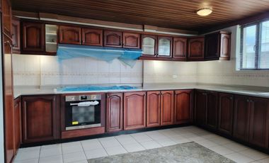 Vendo casa en Miravalle 2, entre Quito y Cumbayá, tiene 4 dormitorios, 3 parqueaderos