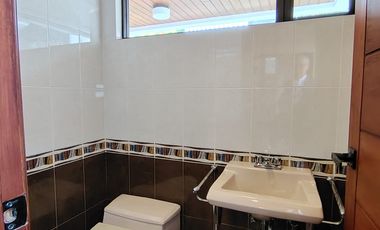 Vendo casa en Miravalle 2, entre Quito y Cumbayá, tiene 4 dormitorios, 3 parqueaderos