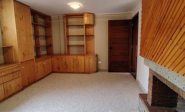 Vendo casa en Miravalle 2, entre Quito y Cumbayá, tiene 4 dormitorios, 3 parqueaderos