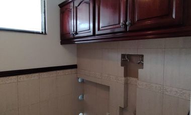 Vendo casa en Miravalle 2, entre Quito y Cumbayá, tiene 4 dormitorios, 3 parqueaderos