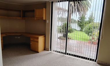 Vendo casa en Miravalle 2, entre Quito y Cumbayá, tiene 4 dormitorios, 3 parqueaderos