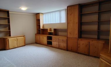 Vendo casa en Miravalle 2, entre Quito y Cumbayá, tiene 4 dormitorios, 3 parqueaderos