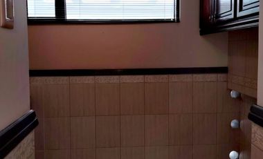 Vendo casa en Miravalle 2, entre Quito y Cumbayá, tiene 4 dormitorios, 3 parqueaderos