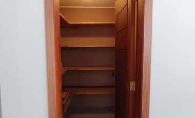 Vendo casa en Miravalle 2, entre Quito y Cumbayá, tiene 4 dormitorios, 3 parqueaderos