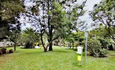 Vendo casa en Miravalle 2, entre Quito y Cumbayá, tiene 4 dormitorios, 3 parqueaderos