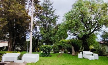 Vendo casa en Miravalle 2, entre Quito y Cumbayá, tiene 4 dormitorios, 3 parqueaderos