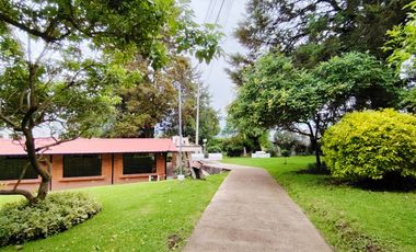 Vendo casa en Miravalle 2, entre Quito y Cumbayá, tiene 4 dormitorios, 3 parqueaderos