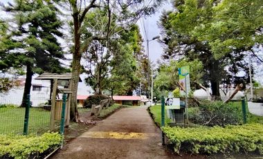 Vendo casa en Miravalle 2, entre Quito y Cumbayá, tiene 4 dormitorios, 3 parqueaderos