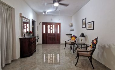 CASA EN VENTA  Contry Abajo con Depa independiente en segundo píso