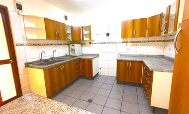 VENTA DE CASA DE 3 PISOS EN LIMA CERCADO POR  AV. DUEÑAS