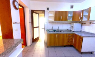 VENTA DE CASA DE 3 PISOS EN LIMA CERCADO POR  AV. DUEÑAS