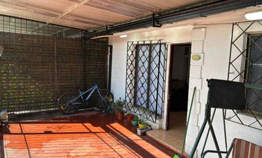 Vende Casa de 3 dormitorios, 1 baño, 1 estacionamiento en 129m2/92m2 construcción.