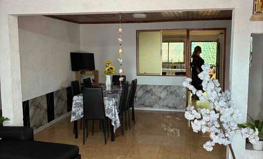 Vende Casa de 3 dormitorios, 1 baño, 1 estacionamiento en 129m2/92m2 construcción.