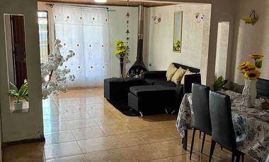 Vende Casa de 3 dormitorios, 1 baño, 1 estacionamiento en 129m2/92m2 construcción.