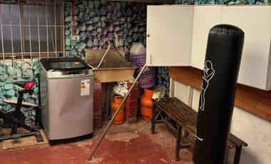 Vende Casa de 3 dormitorios, 1 baño, 1 estacionamiento en 129m2/92m2 construcción.