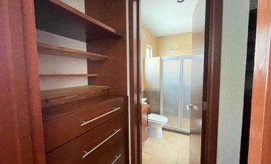 CASA EN RENTA AMUEBLADA EN MILENIO III DENTRO DE CONDOMINIO