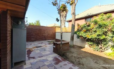 A la venta amplia Casa de esquina con estacionamiento techado 4 vehículos. La Florida