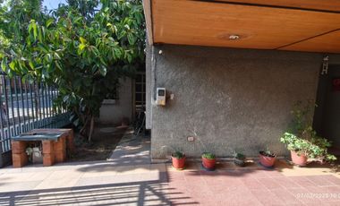 A la venta amplia Casa de esquina con estacionamiento techado 4 vehículos. La Florida