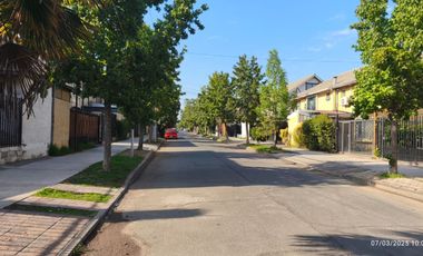 A la venta amplia Casa de esquina con estacionamiento techado 4 vehículos. La Florida