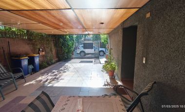A la venta amplia Casa de esquina con estacionamiento techado 4 vehículos. La Florida