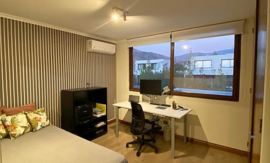 EN VENTA EX CASA PILOTO: DISEÑO DE VANGUARDIA CON TASA NOVABLE 2,47% | UF 13.500