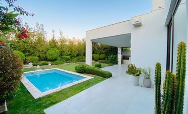 EN VENTA EX CASA PILOTO: DISEÑO DE VANGUARDIA CON TASA NOVABLE 2,47% | UF 13.500