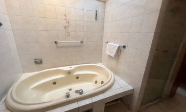 Casa en venta en Monraz AMPLIA. GUADALAJARA UNICA