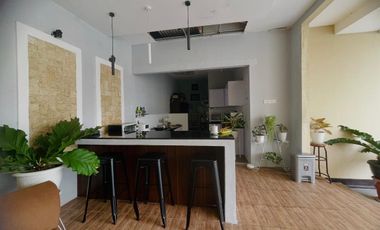 Rumah dengan kolam renang pribadi dekat RSUD Gerung