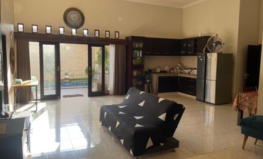 Rumah dengan kolam renang pribadi dekat RSUD Gerung