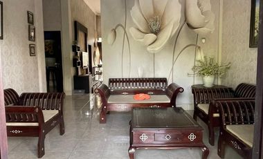 Rumah dengan kolam renang pribadi dekat RSUD Gerung