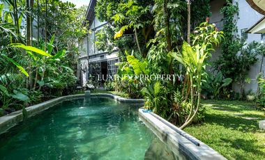 DIJUAL VILLA DENGAN 5 KAMAR TIDUR DI TANGKUBAN PERAHU, KEROBOKAN