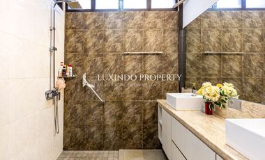 DIJUAL VILLA DENGAN 5 KAMAR TIDUR DI TANGKUBAN PERAHU, KEROBOKAN