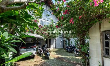 DIJUAL VILLA DENGAN 5 KAMAR TIDUR DI TANGKUBAN PERAHU, KEROBOKAN