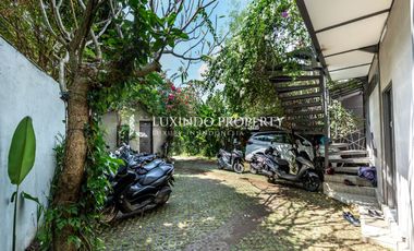 DIJUAL VILLA DENGAN 5 KAMAR TIDUR DI TANGKUBAN PERAHU, KEROBOKAN