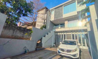 JUAL CEPAT Rumah Luas Minimalis 3 Lantai di Jl.Cipaku Indah, Bandung