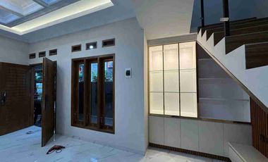 Rumah Mewah Baru Gress Siap Huni di dekat Manahan Solo Kota