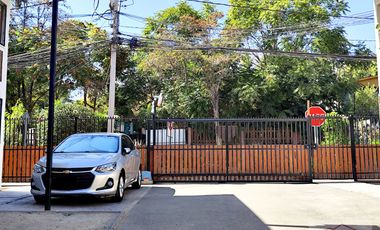 Se Arrienda Casa de 2 Pisos en Peñalolén. 3D.1B.