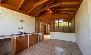 Exclusiva propiedad en La Reserva de Machali, con Centro Médico Habilitado