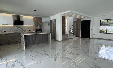 Casa de arriendo de 3 dormitorios en Tumbaco por estrenar